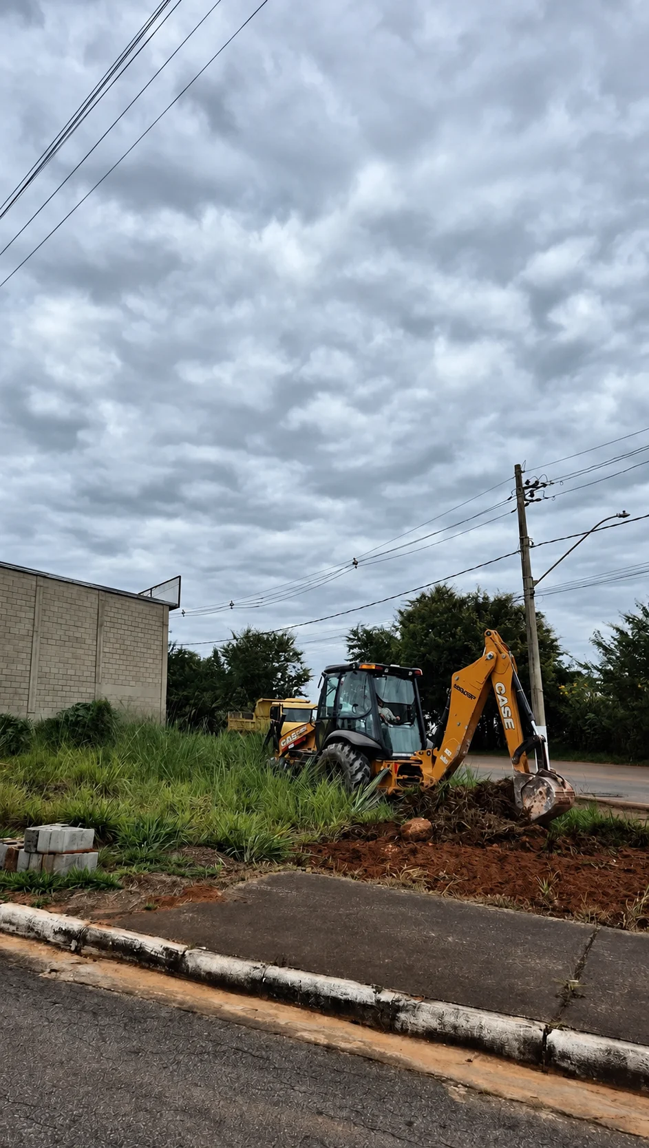 Máquina executando preparação de terreno para obra
