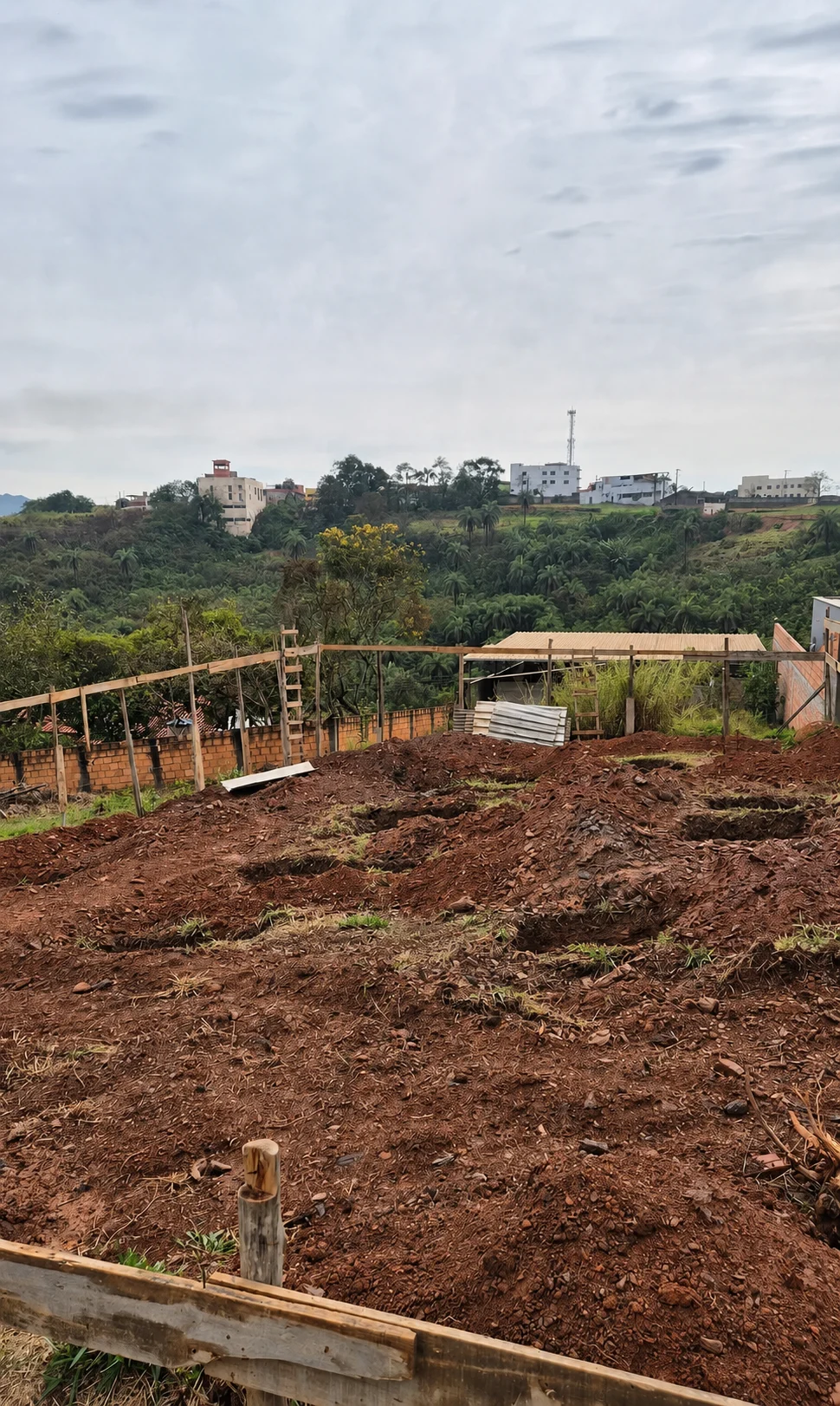 Terreno em preparação para nova obra da HJL